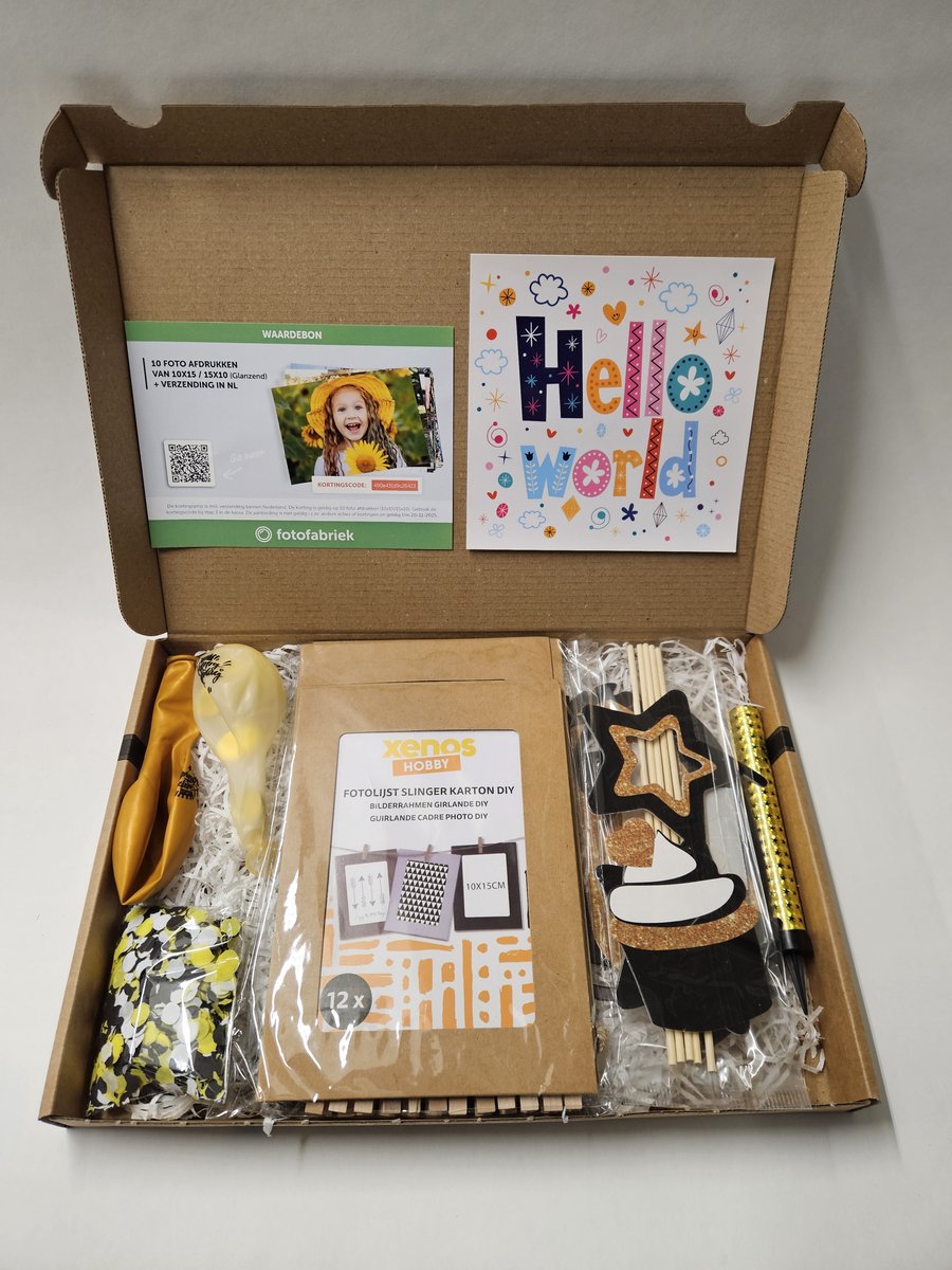 Foto Pret Pakket - Hello World met fotocadeaubon, mystery card met persoonlijke (video)boodschap en vele foto-feestartikelen | Verjaardag | Jubileum | Zomaar